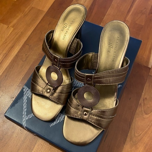 Anne Klein | Akhinda Bronze Sandal‎